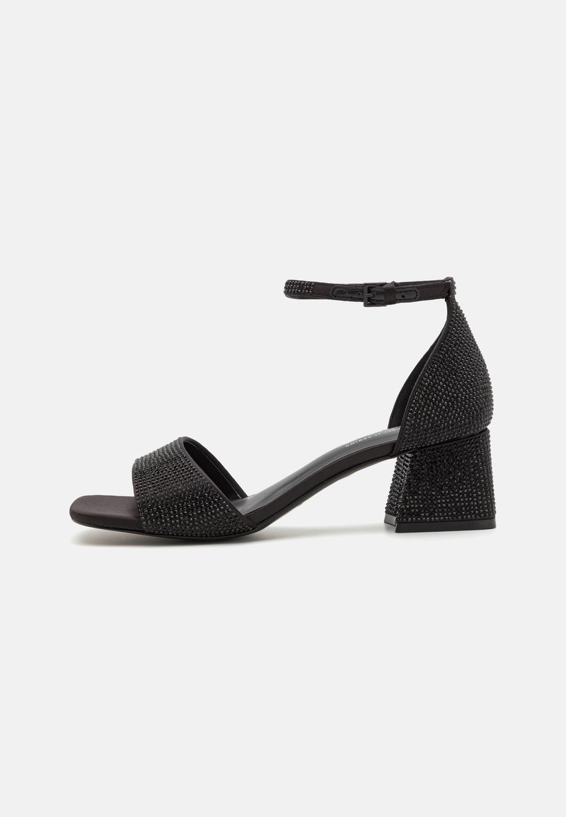 Schwarze Riemchensandalen mit einem strukturierten, verzierten Obermaterial, quadratischer Zehenpartie und Blockabsatz. Mit verstellbarem Knöchelriemen.