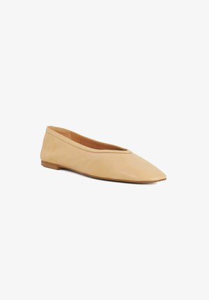 Chaussure plate beige en cuir pour femme avec bout pointu et talon bas, vue de côté sur fond blanc.