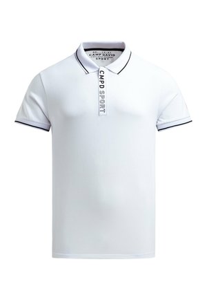 Biała koszulka polo z krótkimi rękawami, czarnym wykończeniem kołnierzyka oraz pionowym logo "CMPD SPORT". Miękka faktura, sportowy i casualowy design.