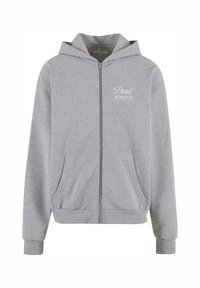 Siva zip-up dukserica s prednjim džepovima, kapuljačom s natlačenim vezicama i bijelim tekstom "Dead WRONG" na lijevoj strani prsa. Mekana tkanina.