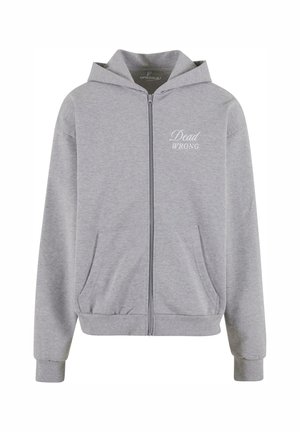 Grijze rits hoodie met voorzakken, een trekkoord capuchon en witte tekst "Dead WRONG" op het linker borstgebied. Zachte stoffen textuur.