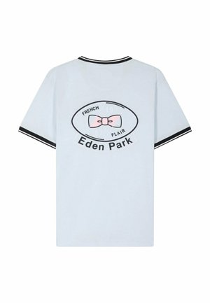 Chemise bleu clair à manches courtes avec bordure noire, présentant un logo ovale noir avec un nœud papillon rose et le texte "French Flair 1987 Eden Park" au dos.