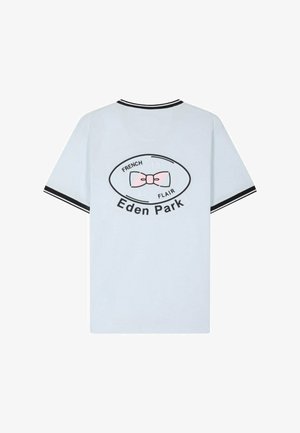 Chemise bleu clair à manches courtes avec bordure noire, présentant un logo ovale noir avec un nœud papillon rose et le texte "French Flair 1987 Eden Park" au dos.