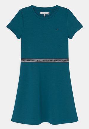 Türkisfarbenes Baumwollkleid mit kurzen Ärmeln, rundem Ausschnitt und ausgestelltem Rock. Enthält ein kontrastierendes schwarzes Band mit dem "TOMMY HILFIGER"-Logo.