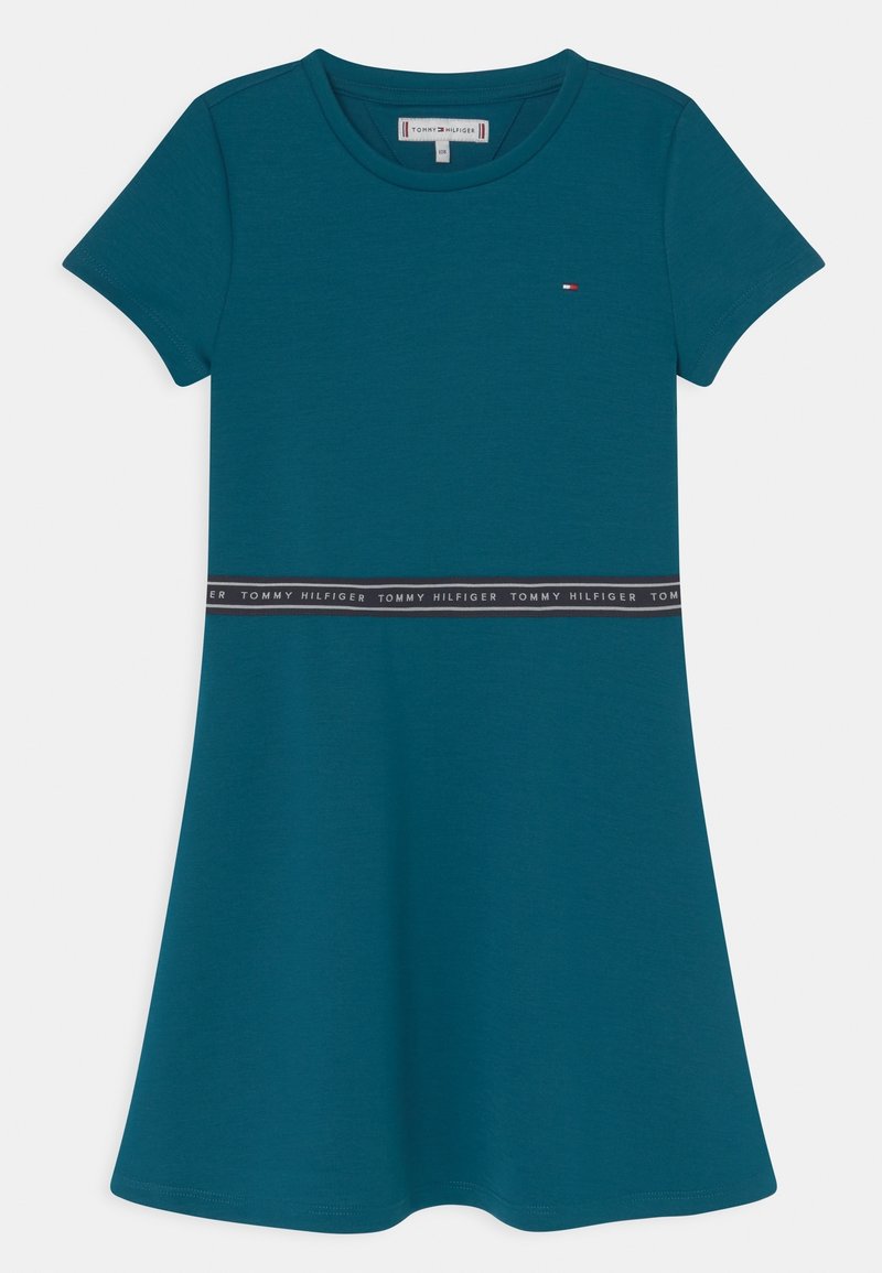 Vestido de algodón color azul verdoso con mangas cortas, escote redondo y falda acampanada. Cuenta con una banda negra de contraste con el logo "TOMMY HILFIGER".