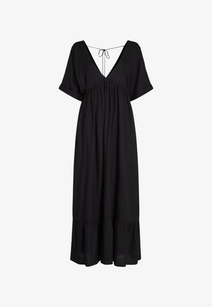 Juoda maksi suknelė, pagaminta iš lengvos medžiagos, su giliu V formos iškirpimu, trumpomis rankovėmis, susiraukšlėta liemene ir plazdančia apatine dalimi.