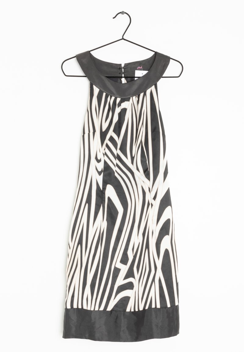 Robe noire sans manches avec des rayures blanches géométriques style zèbre, encolure arrondie noire et ourlet, suspendue à un cintre métallique noir.