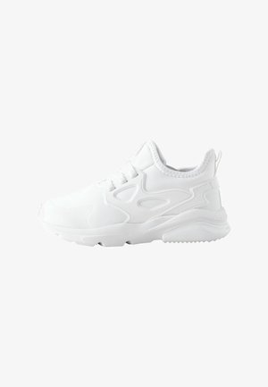 Biały sportowy sneaker z wiązaniem na sznurowadła, wyściełanym kołnierzem, teksturowaną podeszwą i pętelką na pięcie, pokazany w widoku bocznym na białym tle.
