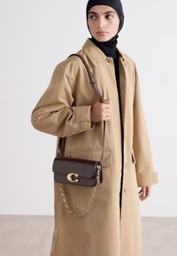 COACH LUXE REFINED IDOL BAG - Kézitáska - maple