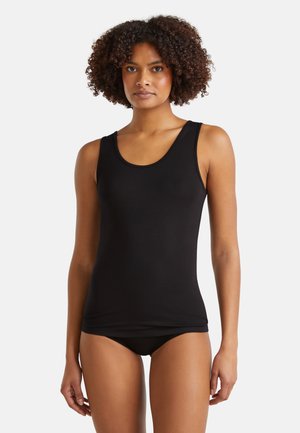 Czarny top na ramiączkach wykonany z gładkiego materiału, z okrągłym dekoltem i szerokimi ramiączkami. Krój jest dopasowany i bezszwowy.