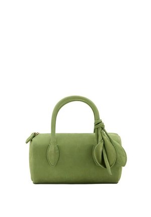 Sac à main en daim vert avec des poignées arrondies et des accents décoratifs en forme de feuille attachés à une poignée, sur fond blanc.