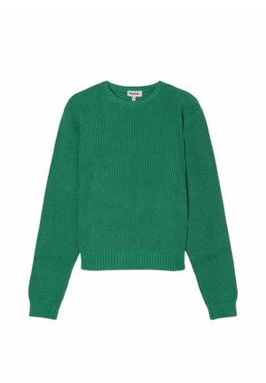 Grüner, gestrickter Rundhalsausschnitt-Pullover mit langen Ärmeln sowie gerippten Bündchen und Saum, flach auf einem weißen Hintergrund ausgelegt.