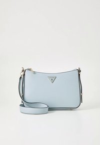 Svjetloplava kožna torba glatke teksture, s trokutastim srebrnim logotipom, crnim detaljima i odvojivim remenom. Pravokutnog oblika.