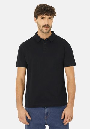 Polo negro de algodón con cuello corto, tapeta de tres botones y mangas cortas, con un corte recto y textura suave.