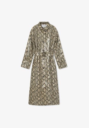 Trench-coat en imprimé serpent en matériau brillant. Dispose de manches longues, d'une taille ceinturée et de fermetures à boutons sur le devant. Couleurs marron clair et beige.
