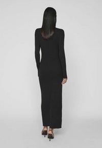 Must mustriba maxi kleit pikkade varrukatega ja sirge lõikega, küljepliiatsi lõhega hemline'il ja sujuv, tekstureeritud kangas.