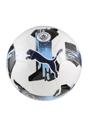 Hvid fodbold med sorte og blå geometriske mønstre, prydet med Puma-logoet og Manchester City-emblemet i midten. Tekstureret overflade.