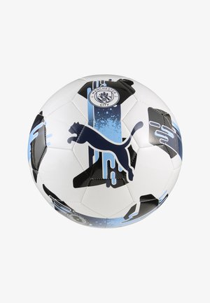 Witte voetbal met zwarte en blauwe geometrische patronen, met een Puma-logo en het embleem van Manchester City in het midden. Geverfde oppervlakte.