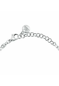 Bracciale in argento con anelli tondi, dotato di chiusura a gancio e un charm a forma di foglia. Incastonato con accenti di cristalli trasparenti.