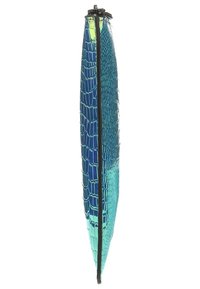 Clutch en faux cuir iridescent bleu et vert, de forme allongée, avec un motif crocodile texturé, et une fermeture à zip noire sur le bord supérieur.