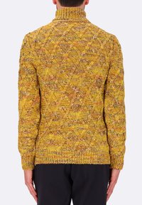 Maglione lavorato a maglia giallo senape con un motivo a diamante testurizzato, colletto alto e polsini e bordo a costine. Tessuto denso e caldo.
