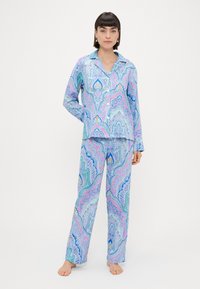 Set de pijama cu un model paisley multicolor în nuanțe de albastru, roz și verde. Construit dintr-un material moale, cu un croi lejer și cămașă cu nasturi.