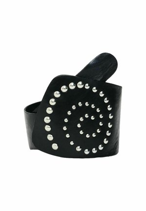 Pulsera de cuero negro con patrón en espiral concéntrica de tachuelas plateadas brillantes.
