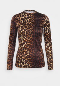 Leopardmönstrad långärmad topp i slät, glänsande tyg; har rund halsringning och figurnära silhuett, med djärva bruna och svarta nyanser.