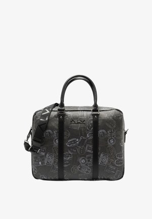 Borsa da viaggio nera con motivo testurizzato di timbri di passaporto, doppie maniglie e tracolla regolabile. Misura circa 40x28x10 cm.