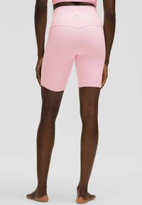 Różowe rowerowe szorty o wysokim stanie wykonane z gładkiego, elastycznego materiału. Posiadają dopasowany krój oraz bezszwowy pas dla większego komfortu.
