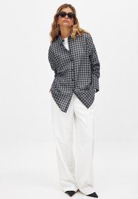 NA-KD Blúzka so zapínaním na gombíky - dark grey check