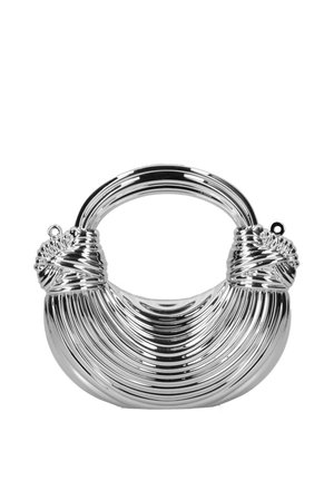 Glanzende zilveren metalen handtas met afgeronde vorm, geribbelde textuur en twee geknoopte handvatten op een witte achtergrond.