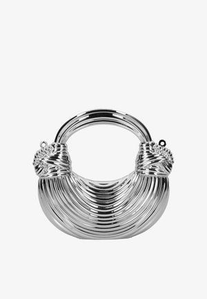 Glanzende zilveren metalen handtas met afgeronde vorm, geribbelde textuur en twee geknoopte handvatten op een witte achtergrond.