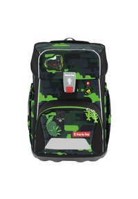 Camouflage-gevlekte rugzak in groen en zwart, met verschillende animal-themed patches, een voorruimtezak met rits en verstelbare schouderbanden.