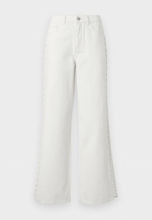 Λευκά τζιν ψηλόμεσα με φαρδιά μπατζάκια, εμπρόσθιες τσέπες, θηλιές για ζώνη, κούμπωμα με κουμπί και διακοσμητική δαντέλα στο πλάι και στα δύο μπατζάκια.