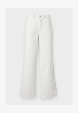 Λευκά τζιν ψηλόμεσα με φαρδιά μπατζάκια, εμπρόσθιες τσέπες, θηλιές για ζώνη, κούμπωμα με κουμπί και διακοσμητική δαντέλα στο πλάι και στα δύο μπατζάκια.