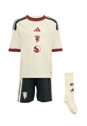 To børn i matchende fodbolduniformer står side om side, den ene holder en sort og hvid Adidas fodbold.