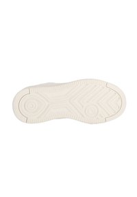 Vit sneakersula i gummi-material, med en strukturerad design, cirkulära accenter och utformad för grepp och hållbarhet.