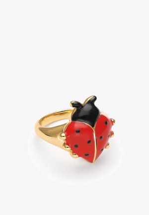 Bague en or avec un design en forme de coccinelle rouge et noire, présentant des taches noires sur les ailes et une finition lisse et brillante.