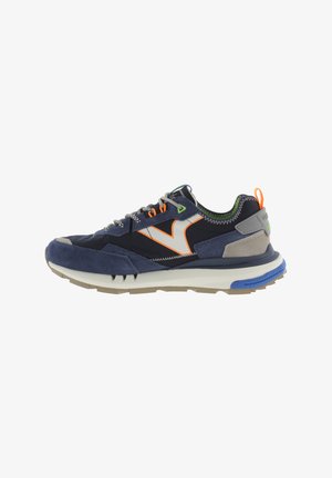 Scarpa da ginnastica blu navy con tomaia in suede e mesh, caratterizzata da accenti arancioni e verdi, suola ammortizzata e dettagli testurizzati.