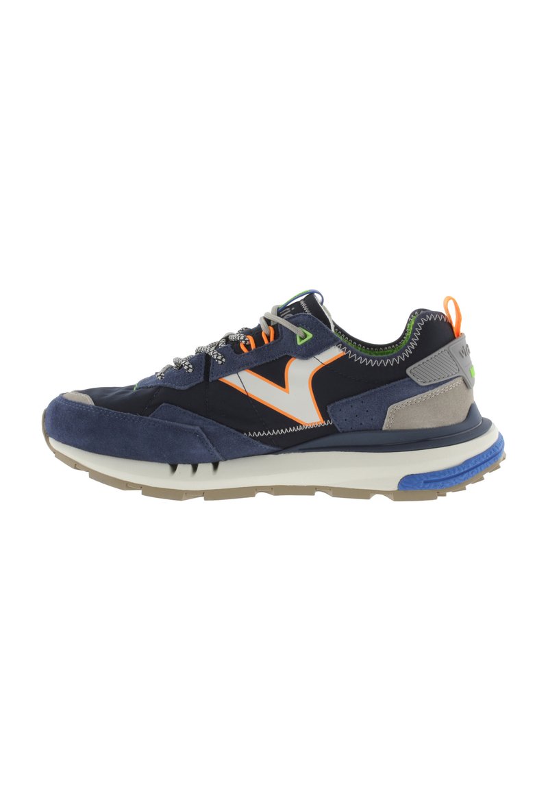 Zapatilla deportiva azul marino con parte superior de ante y malla, con detalles en naranja y verde, suela acolchada y acabados texturizados.