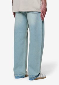 Pegador BARROW - Ohlapne kavbojke - sand washed blue