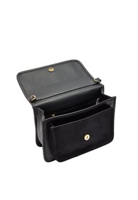 Czarna skórzana torebka o teksturowanym wykończeniu, z złotym zapięciem na zatrzask i wieloma wewnętrznymi przegródkami do organizacji.