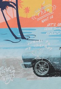 Diseño gráfico que presenta un coche de época, palmeras y texto sobre un fondo colorido. Colores clave: azul, rosa y amarillo; acabado texturizado.