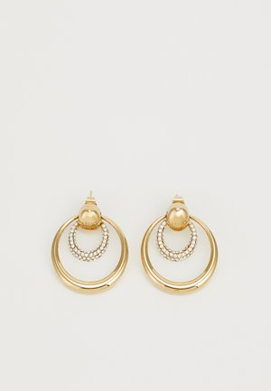 Gouden hoop oorbellen met een groot, cirkelvormig ontwerp en een kleinere, versierde hoop aan de binnenkant, versierd met heldere stenen voor extra detail.