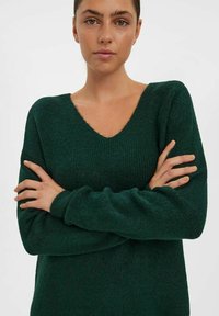 Vero Moda VMCREWLEFILE V-NECK BLOUSE NOOS - Pullover - pine grove