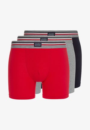 Drie paar heren boxershorts in rood, grijs en zwart. Kenmerken van een zachte, ademende stof en een elastische tailleband met rode en marineblauwe strepen.