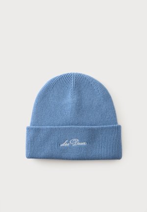 Modrá rebrovaná pletená čiapka beanie so zloženým lemom a bielym vyšívaným textom "Les Deux" vpredu v strede.
