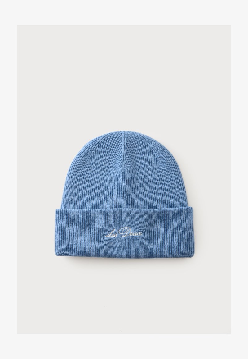 Bonnet bleu en tricot côtelé avec revers et texte brodé blanc "Les Deux" au centre devant.
