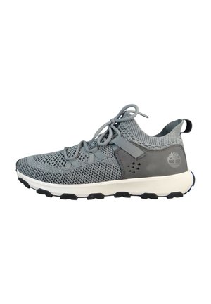 Grijze sportieve schoen met een mesh bovenwerk, gemêleerde grijze accenten, vetersluiting, gevoerde witte tussenzool en een zwarte rubberen buitenzool met grip.